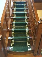 Круглый ковровая дорожка меандр версаче зеленая с укладкой на лестницу