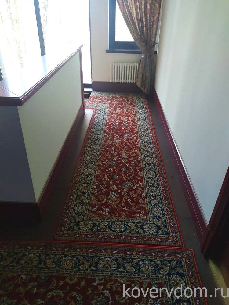 Ковровая дорожка 40700-04 красная с укладкой на лестницу